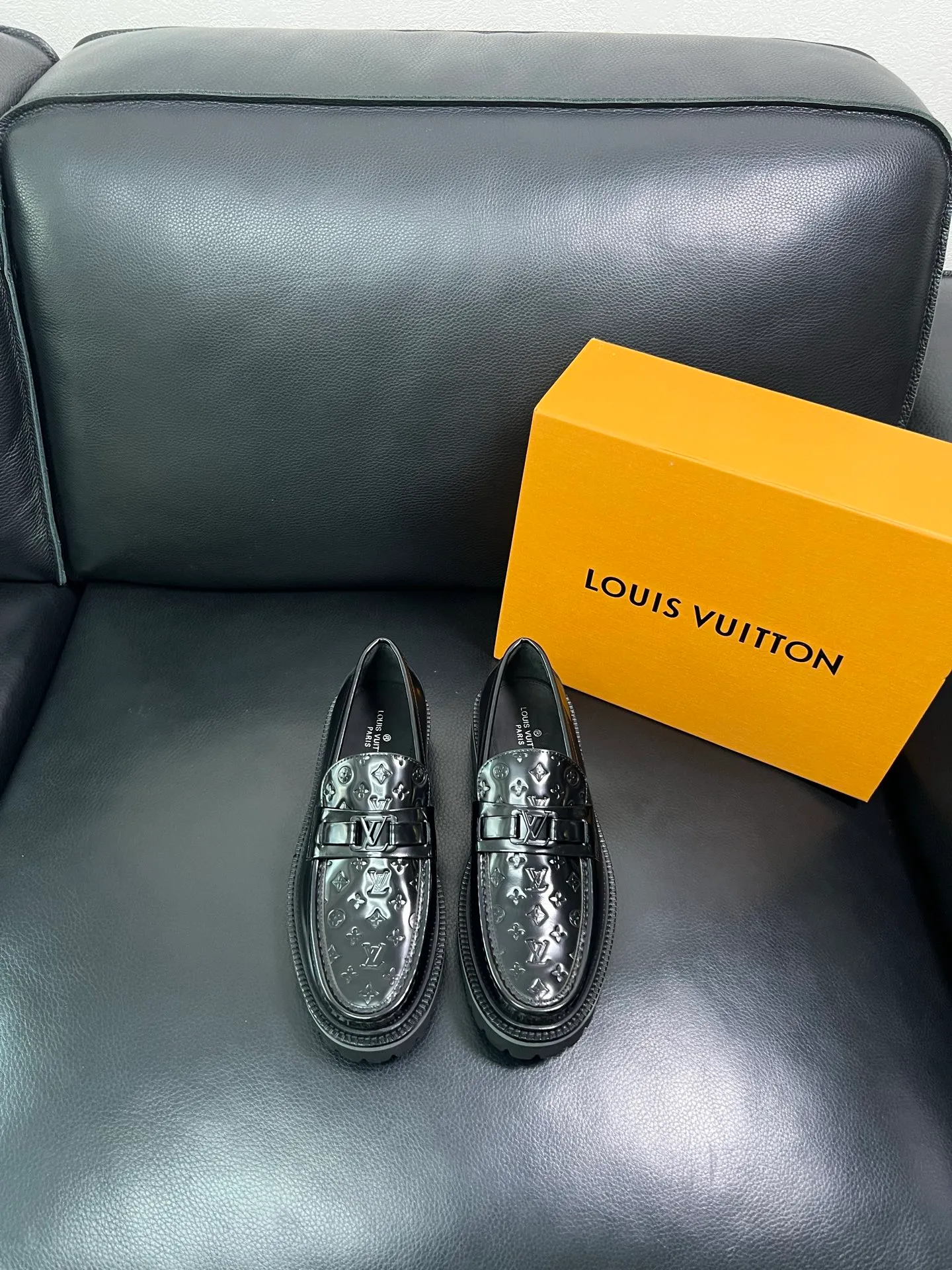 Men's shoes 💰780 Lv top purchasing Louis Vuitton leather shoes counter synchronization, uppers imported from Italy, imported water-dyed cowhide lining, soles: original soles specially provided by the original factory, original factory follow-up goods, high quality, welcome to compare, code number 38-44 (customized 45) 85842
